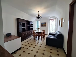 VILLA VIANI - Quadrilocale con grande magazzino - VENDITA
