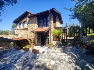 VALLEBONA - Villa singola con piscina e terreno - VENDITA
