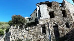 VILLA GUARDIA - Rustico da Riattare - VENDUTO