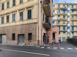 IMPERIA - Magazzino con posto auto - VENDITA
